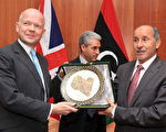 利比亚国家过渡委员会主席贾里尔赠送给黑格一件礼物。 (MAHMUD TURKIA/AFP/Getty Images)