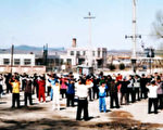 中国大陆吉林舒兰市水曲柳镇法轮功学员在镇车站附近清晨集体炼功。（1999年5月1日）