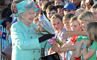英女王抵澳洲 民众热烈欢迎