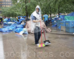 紐約佔領華爾街的人們在清掃環境（攝影：伊羅遜/大紀元）