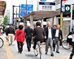 在東京秋葉原的人流中穿行的自行車（攝影:盧勇/大紀元）