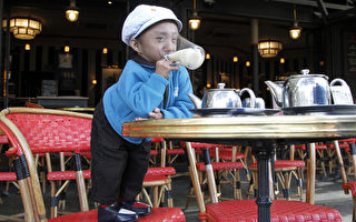 组图：世界最矮男 巴黎悠闲享午茶