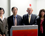 （左起）經文處文化組長黃薳玉、杜榮佳教授、薛龍博士（Dr. Ronald Sulezki）和伍麗華合影。（文化組提供）