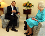 10月21日，英女王接见澳洲两党政治家，图为女王在堪培拉国会大厦接见了澳洲的反对党领袖艾伯特（图片来源：Lyndon Mechielsen-Pool/Getty Images）