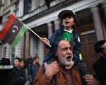 卡扎菲被击毙的消息，迅速传遍世界各地，人们上街庆祝。（Dan Kitwood/Getty Images）