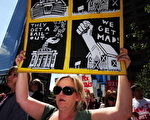 “占领华尔街”行动很快的扩展到美国的五十多个城市以及全世界据说有八十多个国家的近千个城市，还在继续发展当中。图：洛杉矶抗议游行(ROBYN BECK/AFP/Getty Images)