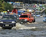 2011年10月22日，泰國首都曼谷洪水水位持續升高，汽車涉水而過。（圖片來源：PORNCHAI KITTIWONGSAKUL／AFP／Getty Images）