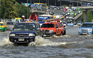 组图：泰总理警示  洪水正流向曼谷