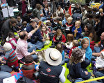 孩子們和家長聚在一起參加佔領華爾街運動（攝影：伊羅遜/大紀元）
