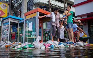 豪雨漲潮 曼谷局部被淹 洪災料延6週