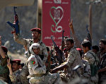 10月21日，也門反對派的軍隊，保護示威遊行的民眾。（AFP）