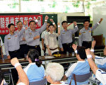 警贈反光條  叮嚀長者注意安全