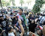 隨著卡扎菲被擊斃，長達近42年的卡扎菲獨裁統治宣告結束，數十萬利比亞民眾上街載歌載舞，歡慶這一歷史性的勝利。（AFP）