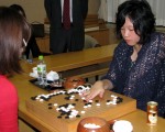 21歲的台灣女棋士謝依旻24日晚在東京打敗挑戰者向井千瑛，5連霸女流本因坊頭銜，成為日本圍棋史上第一個名譽女流本因坊。(中央社)