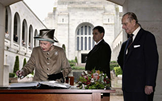 组图：英国女王参观澳洲国家军人纪念馆