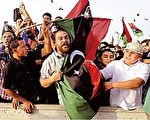 10月23日，利比亞全國過渡委員會正式宣布全國解放後，在利比亞第三大城市米蘇拉塔（Misrata），民眾湧上街頭慶祝。（PHILIPPE DESMAZES／AFP／Getty Images）