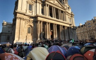 圣保罗教堂门前的帐篷密密麻麻，到了晚间，有多达九成的帐篷都是空的。(BEN STANSALL/AFP/Getty Images)