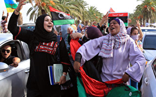 利比亚过渡政府宣布卡扎菲已死 民众欢呼