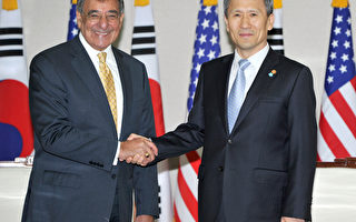 2011年10月27日，韩国，首尔：美国国防部长利昂帕内塔（左）韩国防部长金宽镇（右）在汉城国防部的会议上握手。韩国是帕内塔首次亚洲之行的最后一站。（KIM JAE-HWAN / AFP）