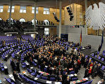 2011年10月26日，欧盟27国领导人在布鲁塞尔的第二轮欧盟峰会落幕。图为德国议会26日通过EFSF杠杆化动议。（ODD ANDERSEN/AFP）