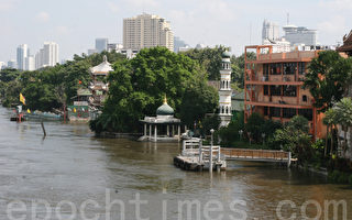 洪水围困 大批曼谷市民逃离市区