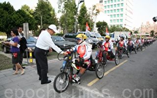 25位肢障勇士完成千里旅程抵达台中市政中心时，受到热情包围，市长胡志强一一击掌欢迎 。（摄影: 黄玉燕 / 大纪元）