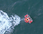 台籍散装货轮“德兴”号28日在澎湖西北方22浬处，疑遭约9000吨级利比里亚籍货轮碰撞，“德兴”号遭撞沉。图为空军S-70C直升机救援画面。（国防部提供）
