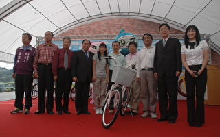 张市长与黄议长、议会同仁赠送自行车于成效良好的4个单位。（摄影:黄丹秋  / 大纪元）