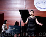 新唐人第五屆全球華人聲樂大賽選手、來自溫哥華的女高音歌唱家張素碧觀看了10月28日晚神韻紐約藝術團在新澤西州立劇院的精彩演出後，表示神韻歌唱家的歌聲鼓舞人心（攝影:戴兵/大紀元）