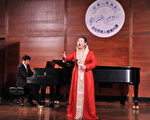 入围决赛的次女高音蓝星在复赛中演唱中国哈萨克族歌曲《燕子》和《莲花松》。(摄影﹕戴兵/大纪元)