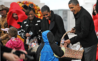 组图：万圣节 奥巴马伉俪喜迎小捣蛋