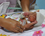 全球第七十億名新生兒將於今天（10月31日）誕生。圖為出生在印度新德里的一名嬰兒。（AFP）
