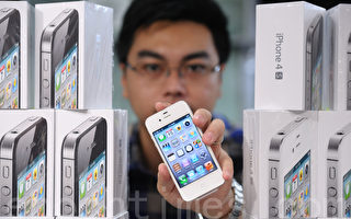 經過專業人員細算後，一部iPhone 4S的製造成本只有112.89英鎊（179.63美元）。圖為10月15日iPhone 4S手機在香港旺角先達廣場「率先」開售。（攝影：宋祥龍/大紀元 ）