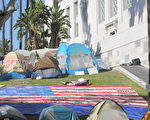 圖：占領運動抗議者繼續在洛杉磯市府前安營紮寨。（攝影：劉菲/大紀元）