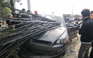 图片新闻：汽车被百根钢筋扎透