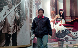 圖為今年2月民工走過上海市一高級住宅項目的宣傳廣告。（Getty Images）