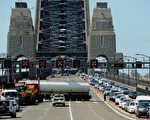 周五下午约1点多，一辆油罐车，一辆小型卡车和3辆轿车在悉尼海港大桥发生撞车事故，3人受伤被送医院。大桥被迫关闭近2小时，交通一度瘫痪。（摄影：GREG WOOD/AFP/Getty Images）