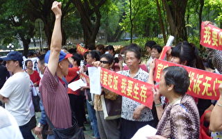 广东省广州市嘉和望岗村约5百村民到广州市市政府门前抗议村长黎志航贪污。（村民提供）