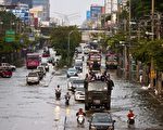 泰国水灾威胁未除，周五（11月4日）继续涌入首都曼谷的市中心。(AFP)