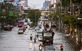 泰国洪灾蔓延 洪水涌入曼谷地铁