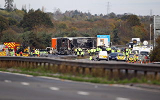 组图：英国34车连环撞 至少7死51伤