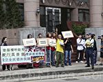 香港區議會選舉 社民連抗議曾蔭權做秀