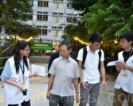 本届香港区议会选举继续有怀疑亲共机构进行票站调查，有市民响应泛民号召，拒绝参加。（摄影：梁路思/大纪元）