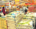 行政院主计处7日公布10月消费者物价总指数（CPI）较9月涨0.50%，主因为秋冬服饰新装上市、蛋乳类价格上涨。图为台北市的一家超市 。（AFP）