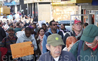 數百名非裔和拉美裔社區的民眾7日從華盛頓高地的181街夾聖尼古拉斯大道出發，遊行11英里到華爾街支持「占領華爾街」運動。（攝影：蔡溶/大紀元）