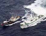 11月6日，日本海上保安厅在长崎县海域发现越境捕鱼的中国渔船，船长因拒绝日方停船检查命令被逮捕。11月9日，该船长缴纳罚款后获释（AFP PHOTO/HO/JAPAN COAST GUARD via JIJI PRESS）