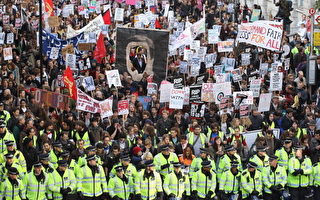 英国学生再次游行 抗议学费上涨