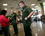 美边境搜查非法移民 新报告指违宪