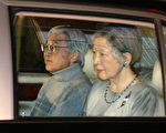 日本天皇明仁和皇后美智子11月6日驅車前往東京大學附屬醫院。（JIJI PRESS / 2011 AFP）
