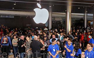 iPhone 4S香港开售 过千名民众排队抢购
